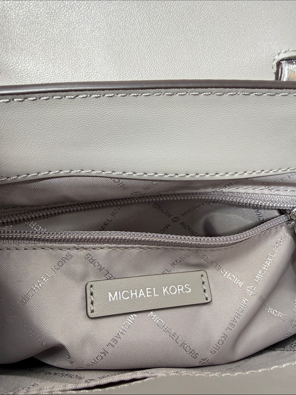 Michael Kors Metallic Silver with Logo Strap. Manhattan medium. - Picture 6 of 9